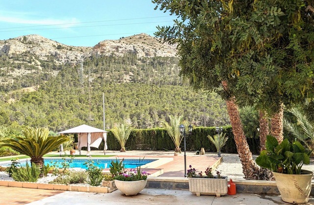 Beautiful private villa with A/C, private pool, WIFI, TV, patio, pets allowed and parking