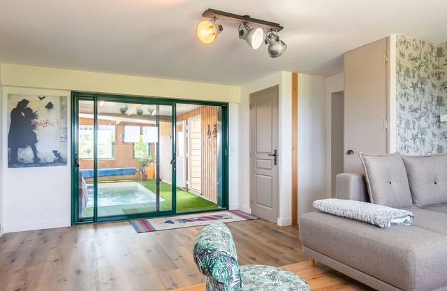 Beautiful private villa for 6 guests with private pool, WIFI, TV, terrace and pets allowed