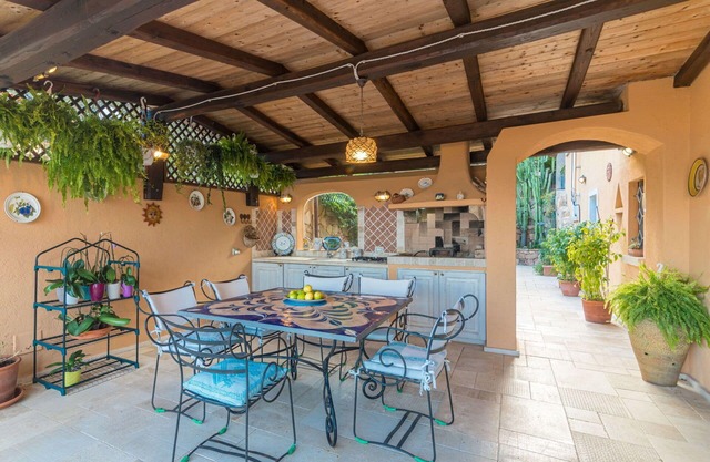 Beautiful private villa for 8 guests with A/C, WIFI, TV, patio and pets allowed