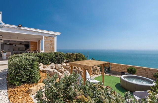Beautiful private villa for 6 people with A/C, WIFI, TV, terrace, pets allowed and panoramic view