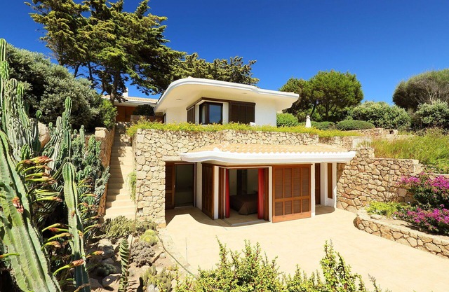 Beautiful private villa for 6 guests with WIFI, A/C, TV and terrace