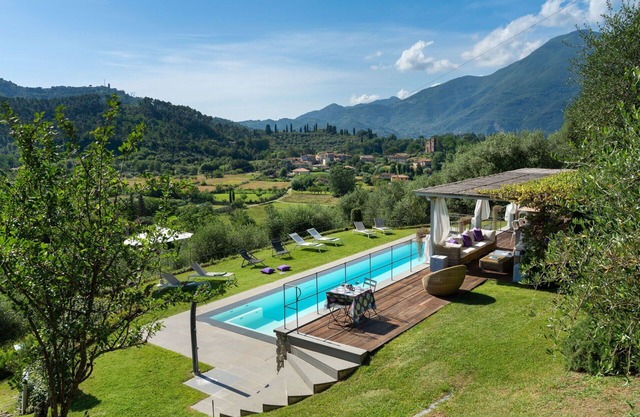 Beautiful private villa with WIFI, private pool, hot tub, sauna, A/C, TV, patio, close to Viareggio