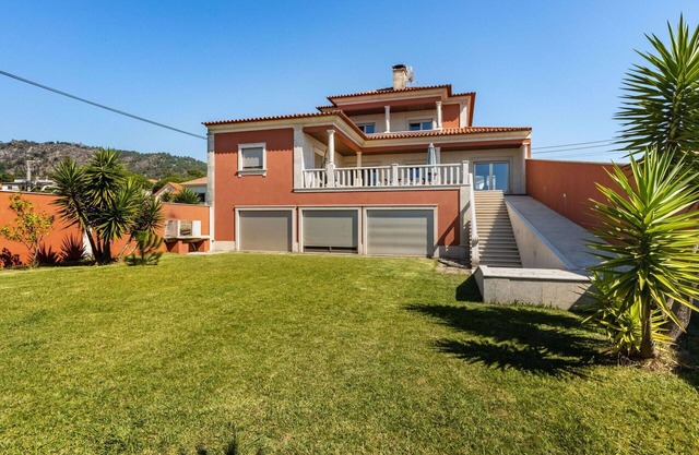 Beautiful private villa for 10 guests with hot tub, WIFI, TV and terrace