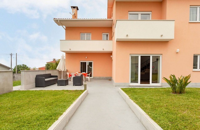 Beautiful private villa for 8 guests with WIFI, TV and terrace