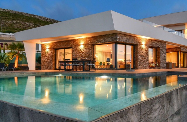 Beautiful private villa for 8 people with A/C, WIFI, hot tub, private pool, TV and patio
