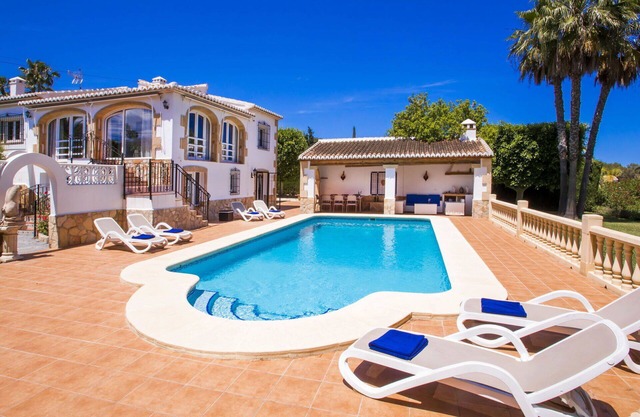 Beautiful private villa for 8 guests with WIFI, A/C, private pool, TV and patio