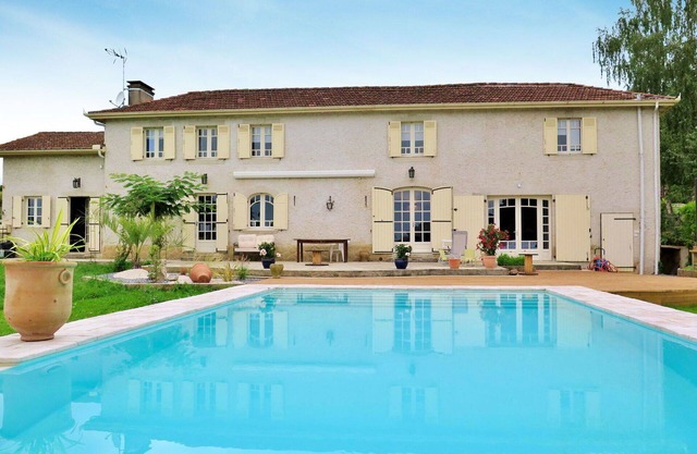 Beautiful private villa for 9 people with A/C, WIFI, private pool, TV and terrace