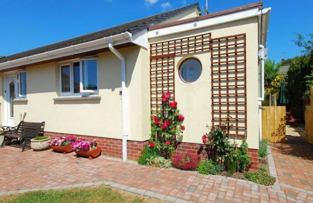 Beautiful private villa for 4 people with WIFI, TV, patio, pets allowed and parking