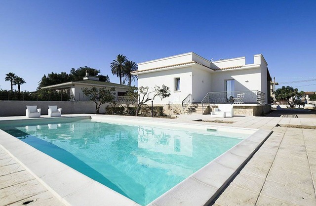 Beautiful private villa for 6 people with private pool, A/C, WIFI, TV and terrace