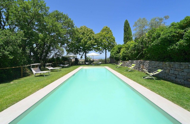 Beautiful private villa for 8 people with hot tub, private pool, WIFI, TV, balcony and pets allo.