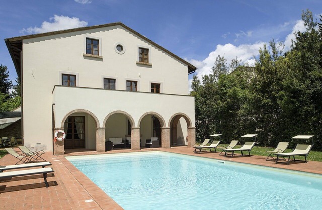 Beautiful private villa for 10 people with hot tub, private pool, WIFI, A/C, TV and patio