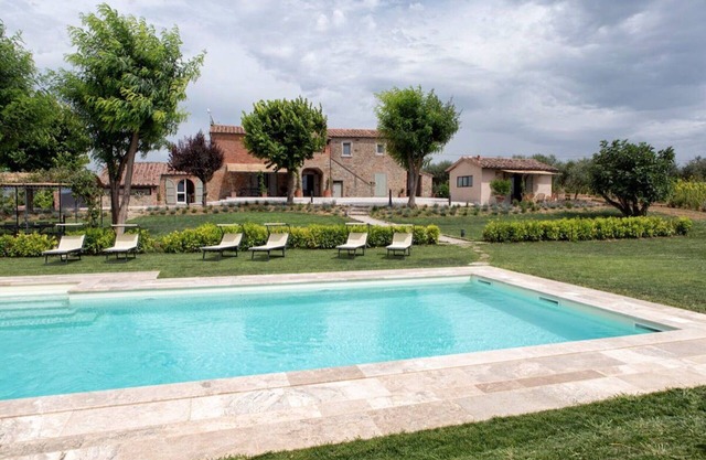 Beautiful private villa for 10 guests with A/C, private pool, WIFI and TV, close to Cortona