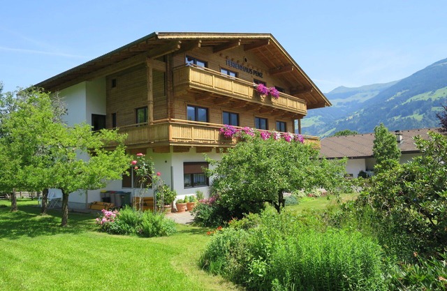Beautiful private villa for 25 guests with WIFI, TV, balcony and pets allowed
