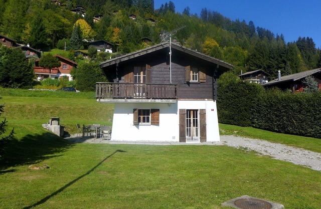 Beautiful private villa for 6 guests with WIFI, TV, patio, pets allowed and panoramic view