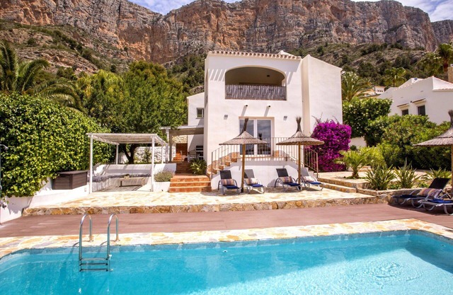 Beautiful private villa for 4 people with WIFI, A/C, private pool, TV and terrace