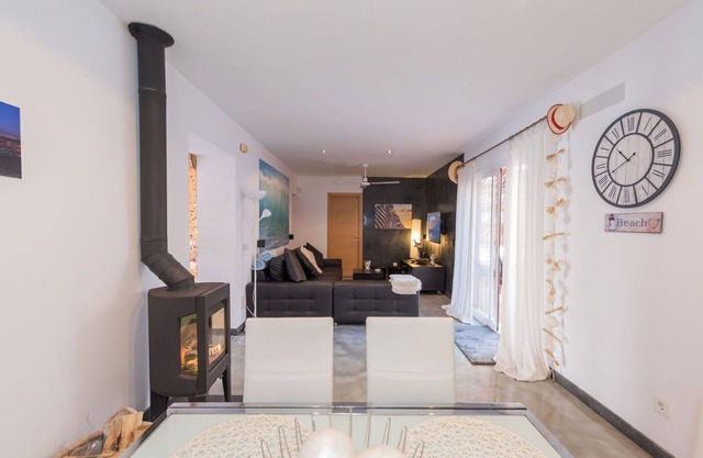 Beautiful private villa for 6 guests with A/C, WIFI, TV and patio