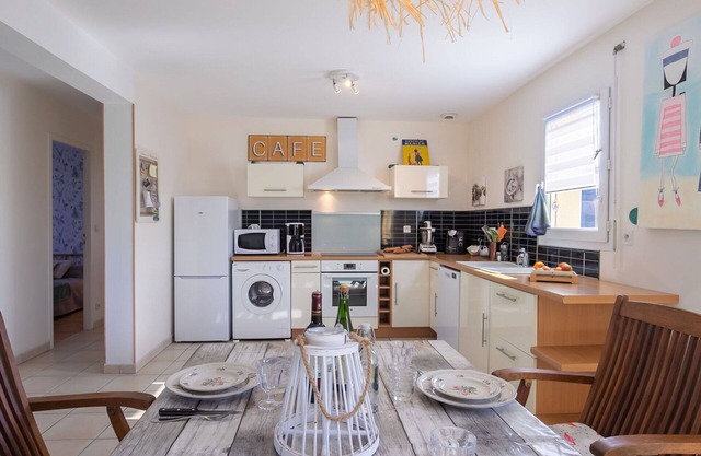 Beautiful private villa for 6 people with WIFI, TV, patio and parking