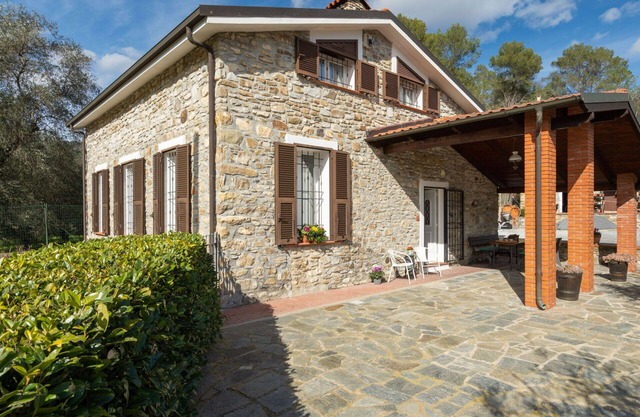 Beautiful private villa for 5 people with WIFI, A/C, TV and terrace