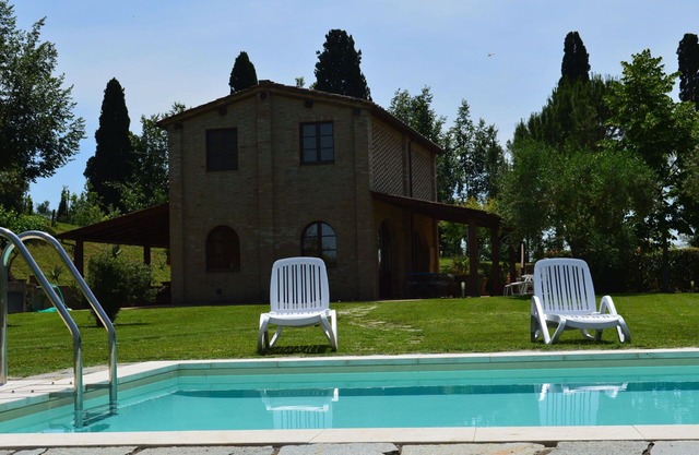 Beautiful private villa with A/C, private pool, WIFI, TV, veranda, panoramic view, close to Siena