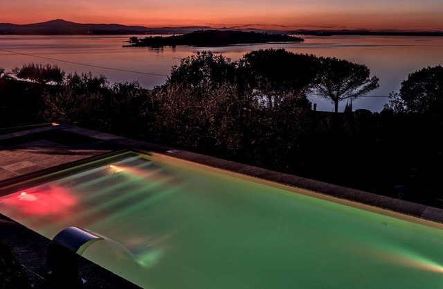 Beautiful private villa with A/C, private pool, WIFI, TV, patio, pets allowed and parking