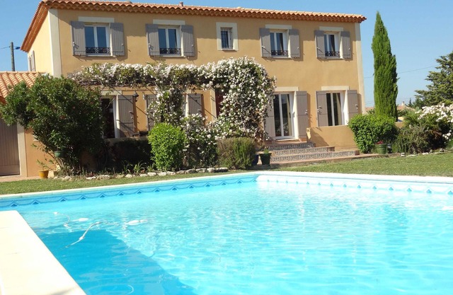 Beautiful Provençal Bastide near Avignon between vineyards and village