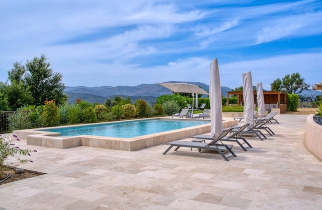 Beautiful Provençal Mas with 7 bedrooms en-suite, in the Golfe de Saint-Tropez