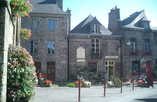 Beautiful renovated stone cottage, close to Brittany's major attractions