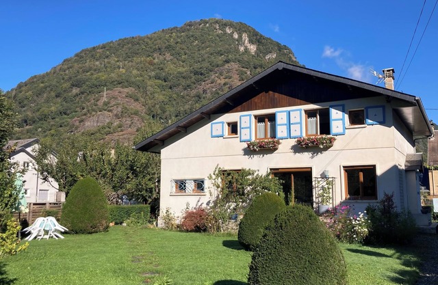 Beautiful retro app, Luchon town center house av garden, very quiet, ideal family