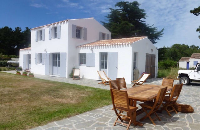 Beautiful recent family house in the centre of the island