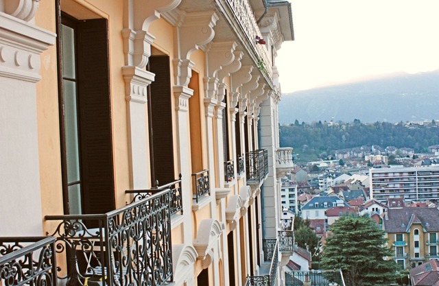 Beautiful renovated T1 lake view