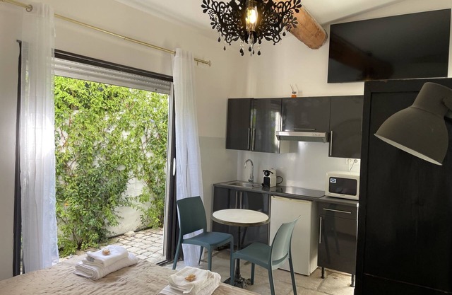 beautiful room+kitchen.swiming pool.vue.garden.olive+palm grove.Tiny Bathroom