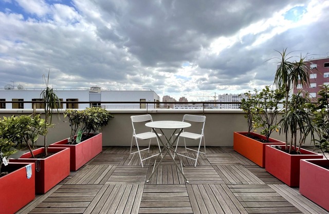 Beautiful room with terrace close to Metro and RER