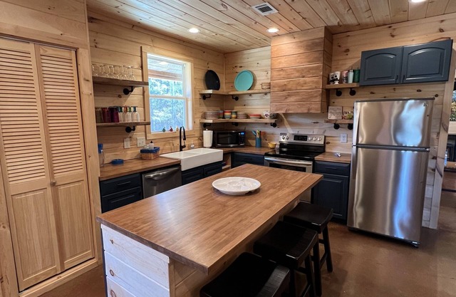 Beautiful rustic cabin on the shores of Greer's Ferry Lake