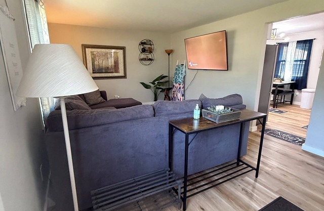 Beautiful Serenity in Green Bay, WI!n3 bedrooms/1 bath FULLY furnished house.