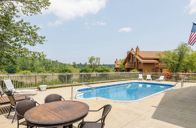 Beautiful!sleeps 6, 2 bath condo in Schuss Village golf pool access Boat parking