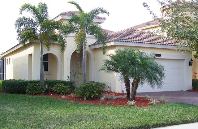 Beautiful South Facing Villa on Lake