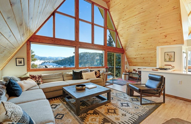 Beautiful, spacious & family-friendly cabin w/mountain views - Walk to Main St
