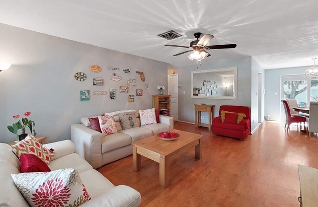 Beautiful, Spacious Home10 min to Downtown in Great Neighborhood!