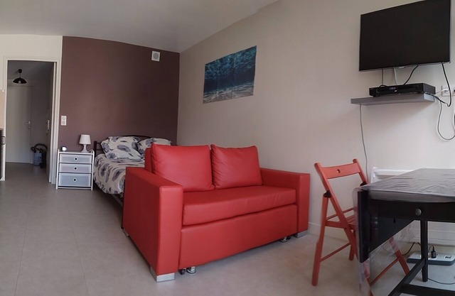 Beautiful studio 28 m2 equipped nine 500 meters from the subway