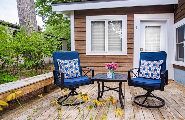 Beautiful suite located on iconic M-22 in downtown Glen Arbor