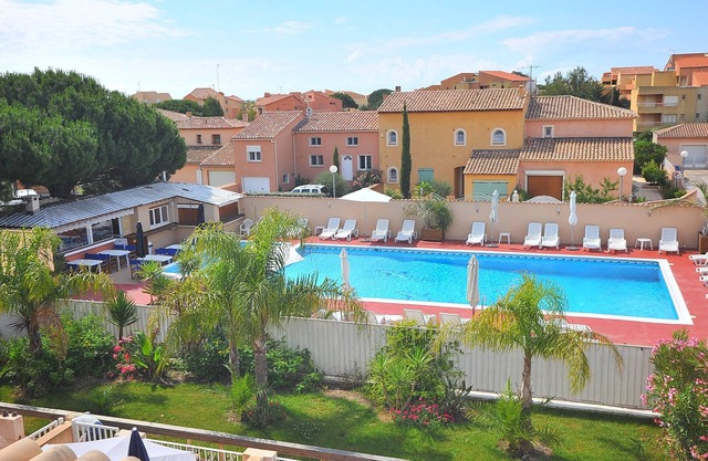 Beautiful T2 Mezzanine 6 p. 250m from the BEACH with HEATED POOL & TENNIS (202)