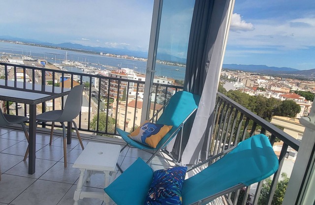 Beautiful T3 apartment with sea view and private parking