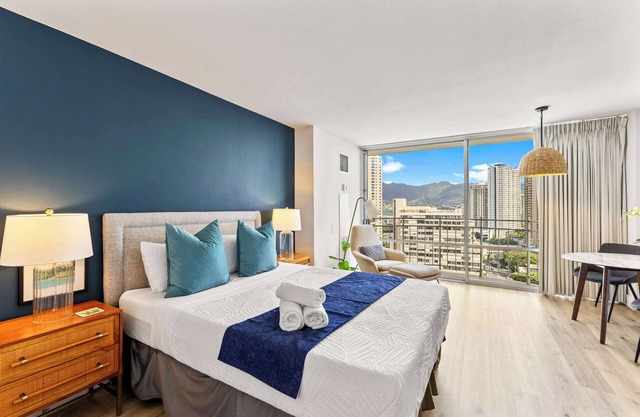 Beautiful Top Floor Waikiki Studio! Walk to Beach!