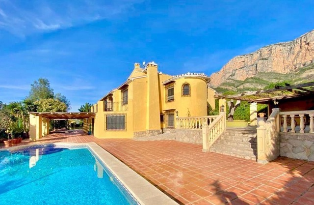 Beautiful, traditionally styled Spanish Villa