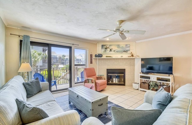 BEAUTIFUL UPDATED TOWNHOME away from home!