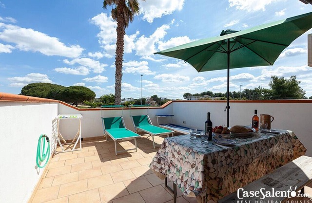 Beautiful vacation home with garden and veranda, 5 rooms in Porto Cesareo, m151