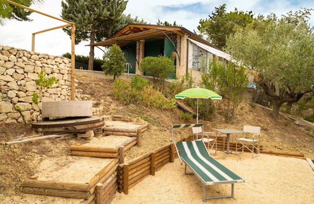 Beautiful villa for 4 guests with A/C, WIFI, hot tub, patio, pets allowed and panoramic view