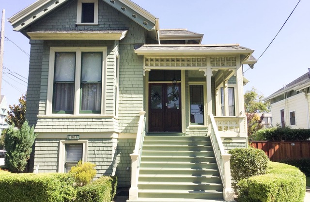 Beautiful Victorian Home- In the heart of Alameda. Minutes from San Francisco