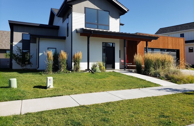Beautiful views, trails, and close to activities, parks, and restaurants.