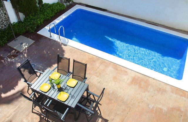 Beautiful villa for 10 guests with private pool, WIFI, A/C, TV and terrace